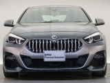 【キドニーグリル】BMWの代名詞。一目見ただけでBMWであると認識できる確固たるアイコンとして存在感を放ちます。