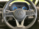 握りやすいステアリングは、運転操作をスムーズにします。オーディオやハンズフリー通話などの操作も可能です。快適なドライビングをサポートします。