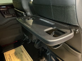 【シートバックテーブル】出発前の準備や、停車中のちょっとした作業に便利なスペース。使わない時は折りたたんでおけるので、後部座席の広さを邪魔しません。必要な時だけサッと広げて使えるので便利です。