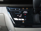 オートエアコンですので、車内を快適な空間に出来ます ♪   操作はタッチパネル式ですので爪の長い方でも安心して操作して頂けます!