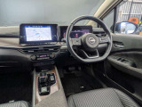 本革巻ステアリングやデジタルメーターを装備した洗練された運転席。手に馴染む質感と直感的な操作が可能なスイッチ類で、ドライビングをより快適かつスマートに楽しめます。