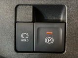 【電動パーキングブレーキ】パーキングブレーキは便利な電動式!ボタン一つで操作でき、アクセルを踏めば自動で解除されます♪レバーやペダルが無いので運転席廻りもすっきりしますね♪