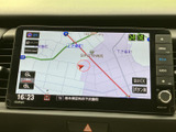 見やすい地図画面は、運転中のナビゲーションをサポート。スムーズな目的地への到着をアシストします。