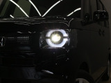 【LEDヘッドライト】悪天候や夜間走行時も良好な視界を確保し安心して運転できる高輝度LEDヘッドライトを装備!点灯速度が早く、消費電力も抑えられています!!