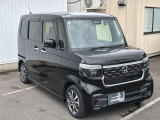車幅いっぱいに伸びたフロントアクセサリLEDがボディーのワイド感を強調
