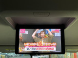 後部座席でのエンターテイメントに最適です。長距離移動も退屈させません。家族や友人と快適な時間を過ごせる空間を提供します。