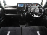 ◆インテリアパネル◆視界広々で非常に運転しやすくロングドライブでも疲れを感じさせないすっきりとまとまったインパネ周りです。