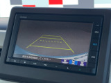 ■バックカメラ■ガイドラインが表示されるので、バック駐車が苦手な方でも安心です!ギアをリバースに入れれば自動的に切り換わりますので、面倒な操作も不要です♪狭い駐車場もお車を傷つけず安心ですね!