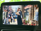 停車中に、地上デジタル放送を楽しめます。長距離移動の際や休憩時間に、リラックスした時間を過ごせるでしょう。