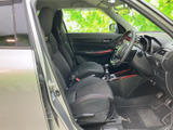 座り心地の良いシートが、ドライバーを快適にサポート。シンプルで機能的な内装は、運転に集中できる空間を提供します。