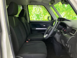 運転席からの視界は広く、運転操作もスムーズに行えます。シートの座り心地も良く、長距離運転でも疲れにくい設計です。快適な運転空間です。