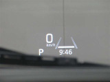 カラーヘッドアップディスプレイ付き。少ない視線移動で情報を確認できるので、運転の疲労軽減に繋がりますよ♪