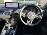 ステアリングは本革巻きです。シャープさと剛性感、質感、性能製を高め、精緻に造り込んだデザインです。メッキがアクセントです!