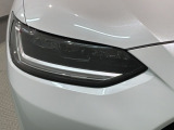 LEDヘッドライトは、点灯の瞬間から最大光量を発揮し、突然暗くなるトンネルなどでの安定感を高めます。