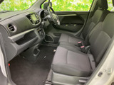 運転席周りはシンプルで使いやすく、操作性も抜群です。ステアリングやペダルの配置も最適で、快適なドライビングをサポートします。