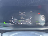 洗練されたデザインのメーターが、運転に集中できる快適な空間を作り出します。視認性が高く、必要な情報を一目で確認でき、わかりやすい表示です。