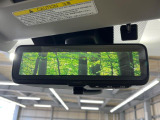 【スマートリヤビューミラー】後席の大きな荷物や同乗者で後方が確認しづらい時でも安心!カメラが撮影した車両後方の映像をルームミラー内に表示。クリアな視界で状況の確認が可能です!