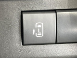 【パワースライドドア】スマートキーや運転席のスイッチでスライドドアの開閉が可能♪電動だから力を入れてドアを開ける必要が無く、小さいお子様でも、重い荷物を持っている時もラクに開け閉めできます♪
