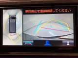 パノラミックビューモニター付きです。車両を上から見たような映像を画面に表示。運転席からの目視だけでは見にくい車両周辺の状況をリアルタイムでしっかりと確認できます。