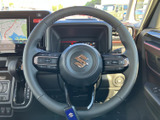 握りやすいステアリングは、運転中の操作を快適にします。スポーティなデザインで、運転の楽しさを引き立てます。