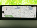 見やすい地図表示で、運転中でも安心して目的地まで導いてくれます。道路状況を的確に把握し、スムーズな移動をサポートします。