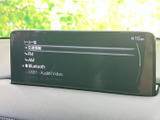 多彩なソースに対応し、快適なドライブをサポート。ラジオやBluetooth接続で、お好みの音楽をお楽しみいただけます。使いやすいインターフェースも魅力です。