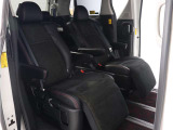 【特別仕様車限定】ハーフレザーシート!本革&ブラック人工皮革とアルカンターラシートがミックスされたハーフレザーシートです。おしゃれな色の組み合わせで高級感のある車内空間が広がっております。