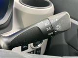 操作しやすい位置に配置されたレバーで、スムーズなウインカー操作を実現。安全運転をサポートする機能です。