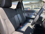運転席からの視界は広く、運転操作もスムーズに行えます。シートの座り心地も良く、長距離運転でも疲れにくいでしょう。快適な空間です。