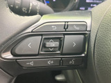 握りやすい形状で、長時間のドライブでも疲れにくいステアリング。操作スイッチ付きで、運転中に手元で様々な操作が可能です。