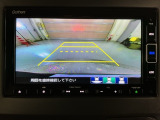 リバースギアに入れるだけで後方の表示へ切り替わります。夜間や雨の日の駐車も楽になりますよ。