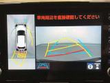 【パノラミックビューモニター】クルマの前後左右に搭載したカメラから取り込んだ画像を合成し、車両を上から見たような画像をディスプレイに表示します。