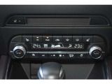 運転席・助手席別々に調整可能なフルオートエアコン。シートベンチレーション&シートヒーター、ステアリングヒーター付きです。