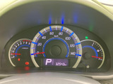 視認性の高いメーター類で、運転に必要な情報を的確に把握できます。走行距離も確認できますね。