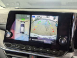 車両を上空から見下ろしているような映像をモニターに表示。周囲の状況をひと目で把握できるため、狭い場所での取り回しや縦列駐車も安心して行えます。
