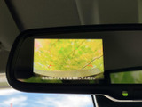 駐車時の安全をサポートするバックモニター付きです。狭い場所でも安心ですね。後方の状況をしっかり確認して、安全な運転を心がけましょう。