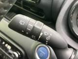 雨天時でもクリアな視界を確保。操作しやすいワイパーレバーで、運転に集中できます。間欠ワイパー機能も搭載し、状況に応じた設定が可能です。