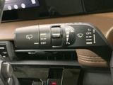操作しやすいウインカーレバーで、安全な車線変更をサポート。スムーズな操作感で、運転の信頼性を高めます。視認性も確保されています。