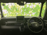 運転席からの視界は広く、運転しやすい環境です。機能的なスイッチ類が操作性を高め、快適なドライブをサポートします。落ち着いた空間です。