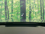 【カラーヘッドアップディスプレイ】現在の速度や走行情報をデジタル表示で運転席前方のガラスに投影!カラー付きで視認性も高く、運転中目線をずらさず必要な情報を確認できるのでとっても便利で安心!