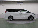 羨望のまなざしが注がれるとき、さらに個性が輝きを増すスタイリッシュなサイドスタイル。