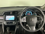 【ハンドル】運転にかかわる様々な操作を安全に行えるように視点移動が少なく操作性に配慮されたスイッチ類が凝縮されたコックピットです。