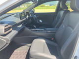 運転席からの視界は良好。操作性にも優れており、運転に集中できます。快適なドライブをサポートする機能が満載です。