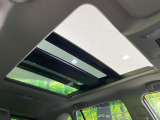 【サンルーフ】開放感たっぷりの希少装備、サンルーフが装着されています!車内に明かりを取り入れたり景色を楽しむ以外にも、車内の空気も簡単に換気できて快適です!