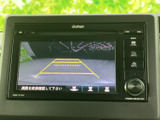 後方確認をサポートするモニターは、駐車時の安全性を高めます。狭い場所でも安心の運転をサポートします。