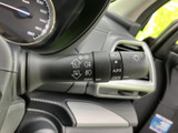 操作しやすい位置に配置されたウインカーレバー。スムーズな操作で、安全な車線変更をサポートします。使いやすさを追求した設計です。