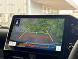 後方確認をサポートするモニター画面。駐車時の安全性を高め、狭い場所でもスムーズな運転を可能にします。運転に自信がない方にもおすすめです。
