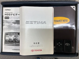 スマートキーは鍵をバッグに入れたままでもドアロックの開閉やエンジンのON・OFFができます。夜間や雨の日も鍵を探さなくて良いので便利です。