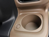 ホットドリンクをちょうどいい温度でキープしてくれる保温機能付きのホッとカップホルダー(前席)。ほっこり快適にドライブをサポート。