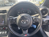 握りやすいステアリングが、運転の楽しさを向上させます。操作性にも優れ、快適なドライビングをサポート。スポーティーなデザインも魅力です。